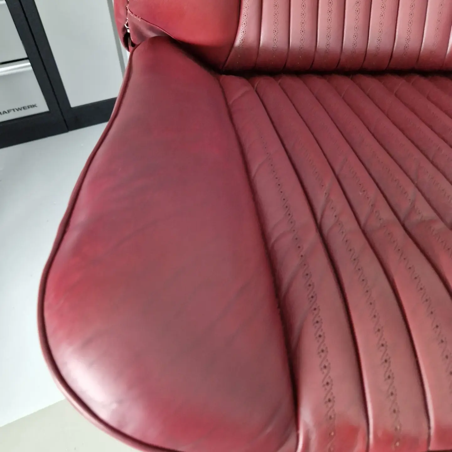 Sedile rosso dopo il restauro